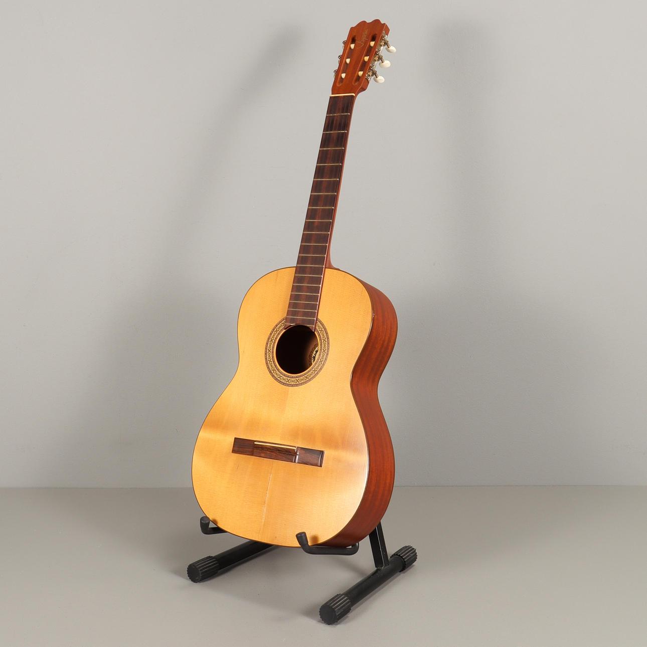 GITARR Bjärton "Rosita" Akustisk, nylonsträngad.