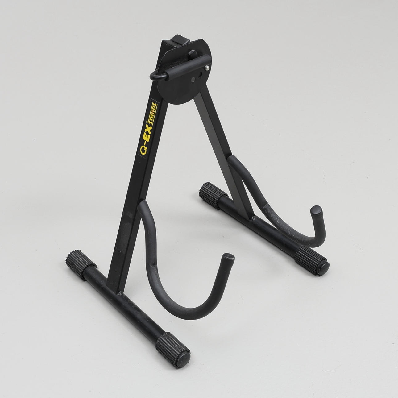 GITARRENSTÄNDER Q-EX STEHT.