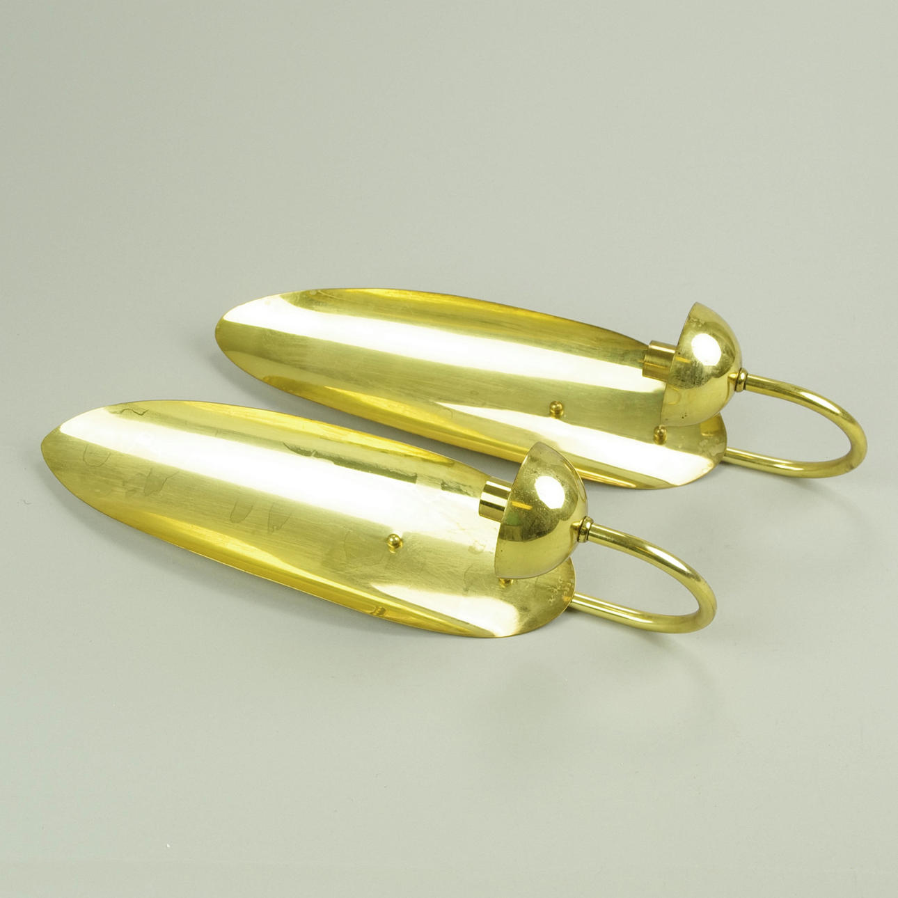 VÄGGLJUSSTAKAR, 1 par, mässing, Sölve Carlsson, Helsingborg 1983.