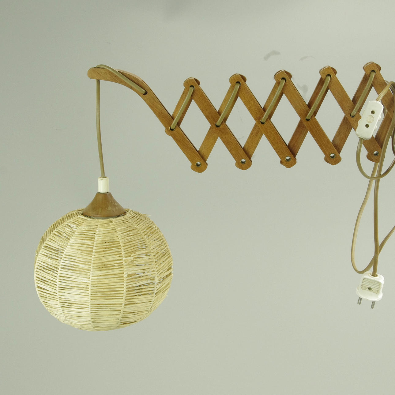 VÄGGLAMPA, saxarm, teak med skärm av flätad bast.