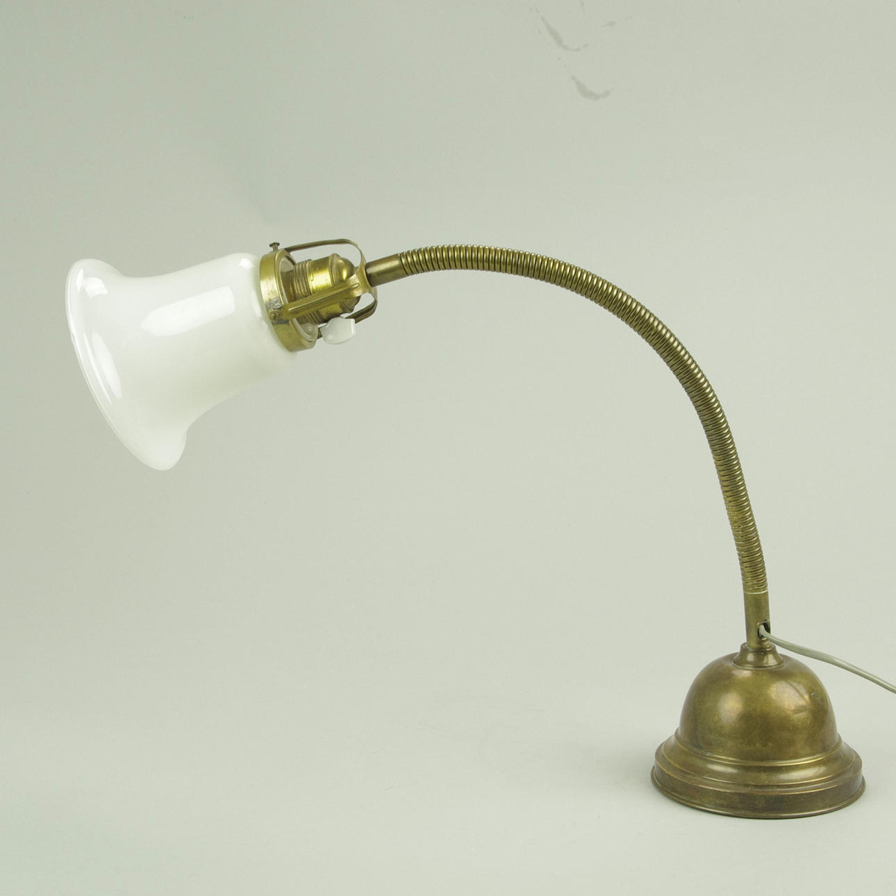 SKRIVBORDSLAMPA, mässing/glas, 1900-talets första hälft.