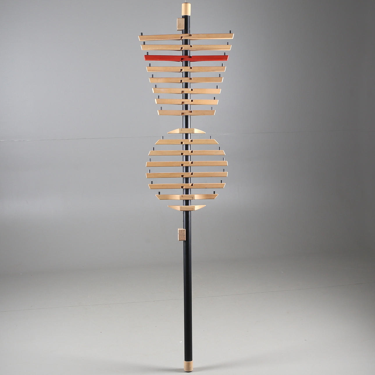 KLÄDHÄNGARE, "Klädesholmen", Lars Åred, FG Intersales AB, trä/aluminium, samtida.