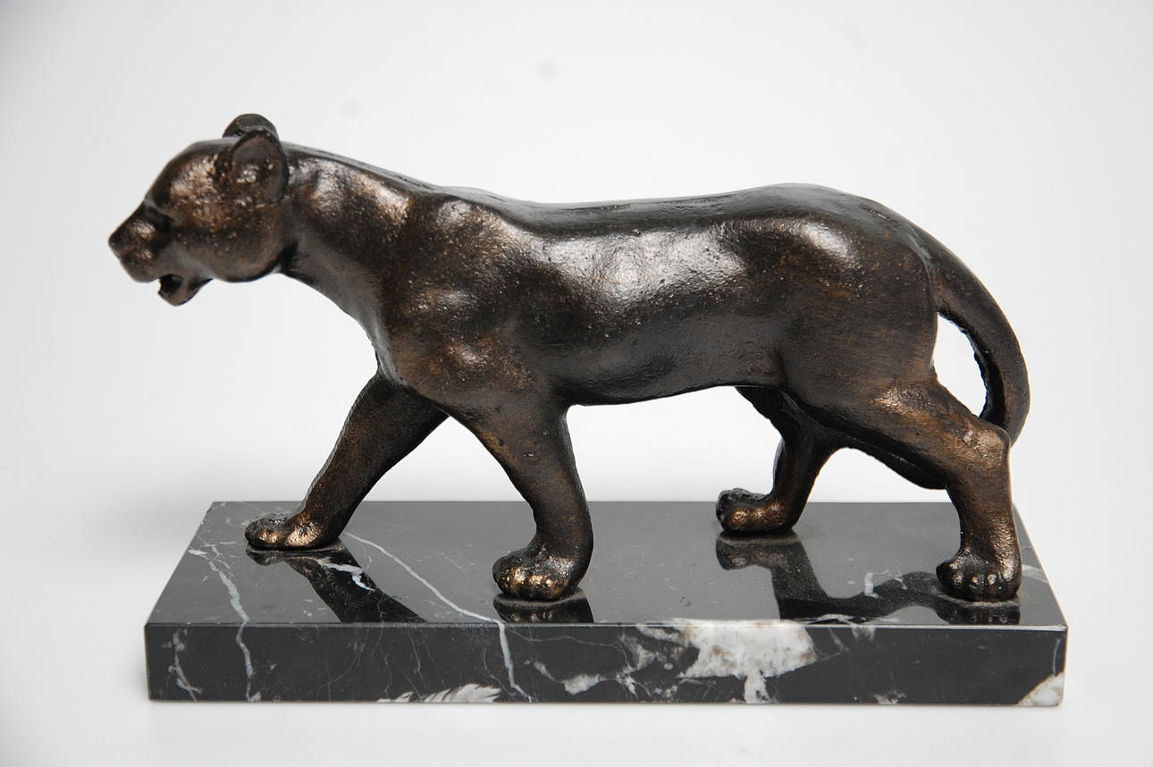 SKULPTUR, " Panter " gjutjärn på marmorsockel.