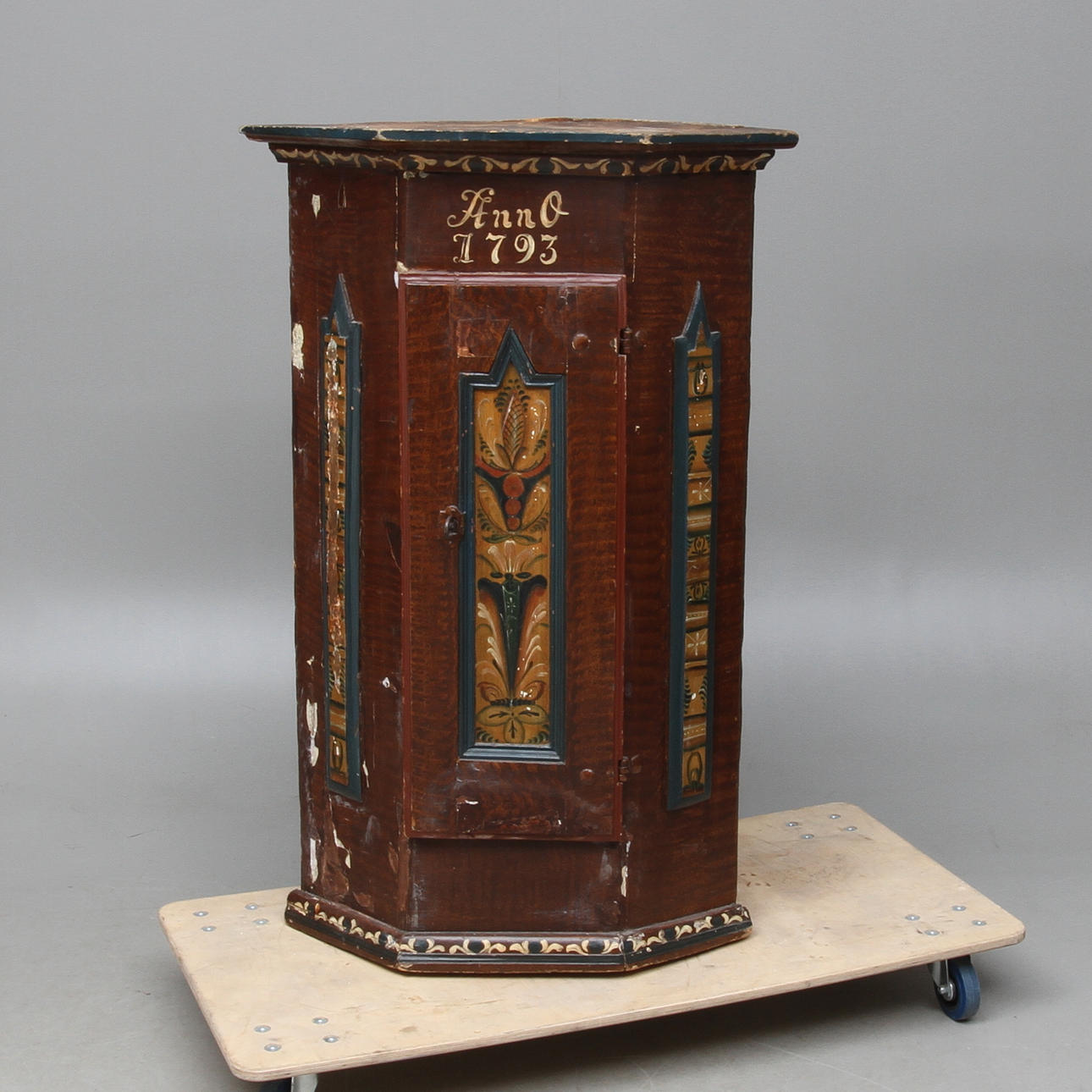 HÖRNSKÅP, allmoge, daterat 1793.