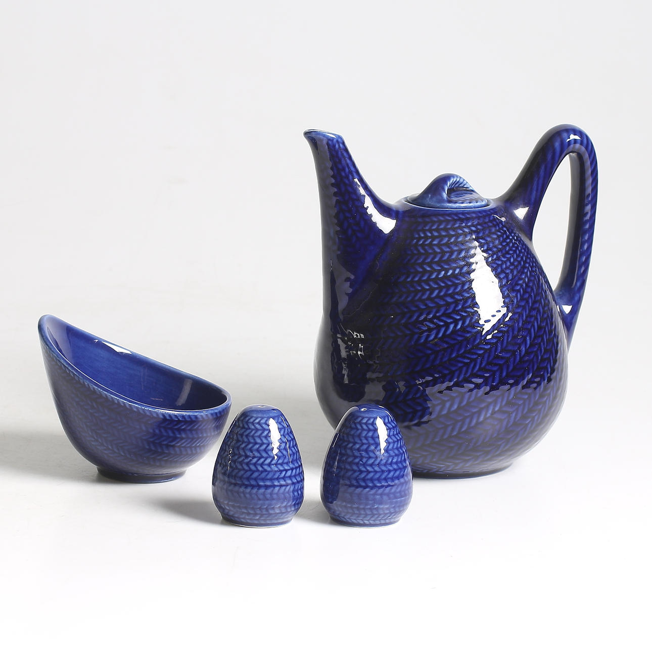 TEKANNA, SOCKERSKÅL och STRÖARE, 4 delar, porslin, "Blå Eld", Hertha Bengtson, Rörstrand, 1950-tal.