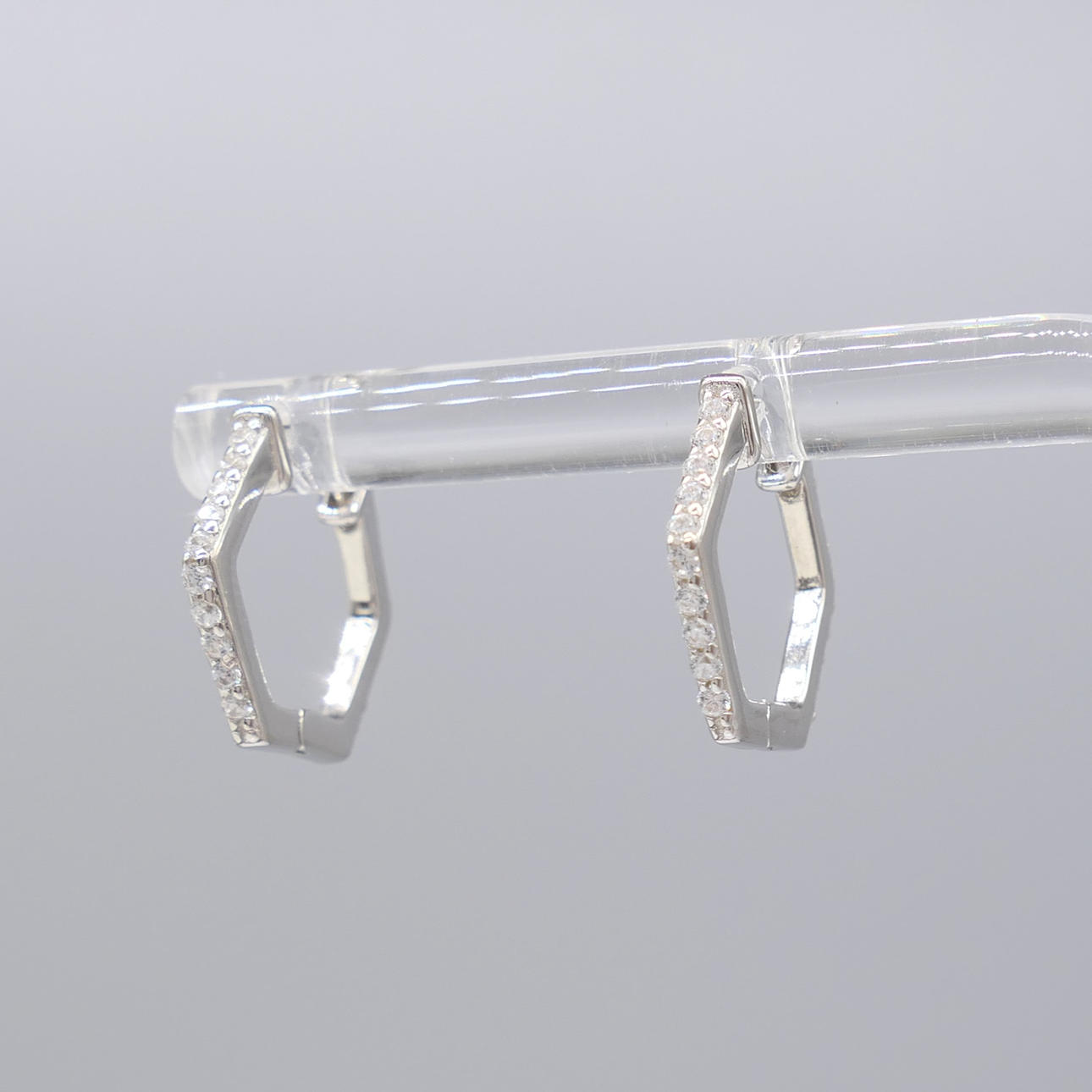 Hexagonal silverringörhängen.