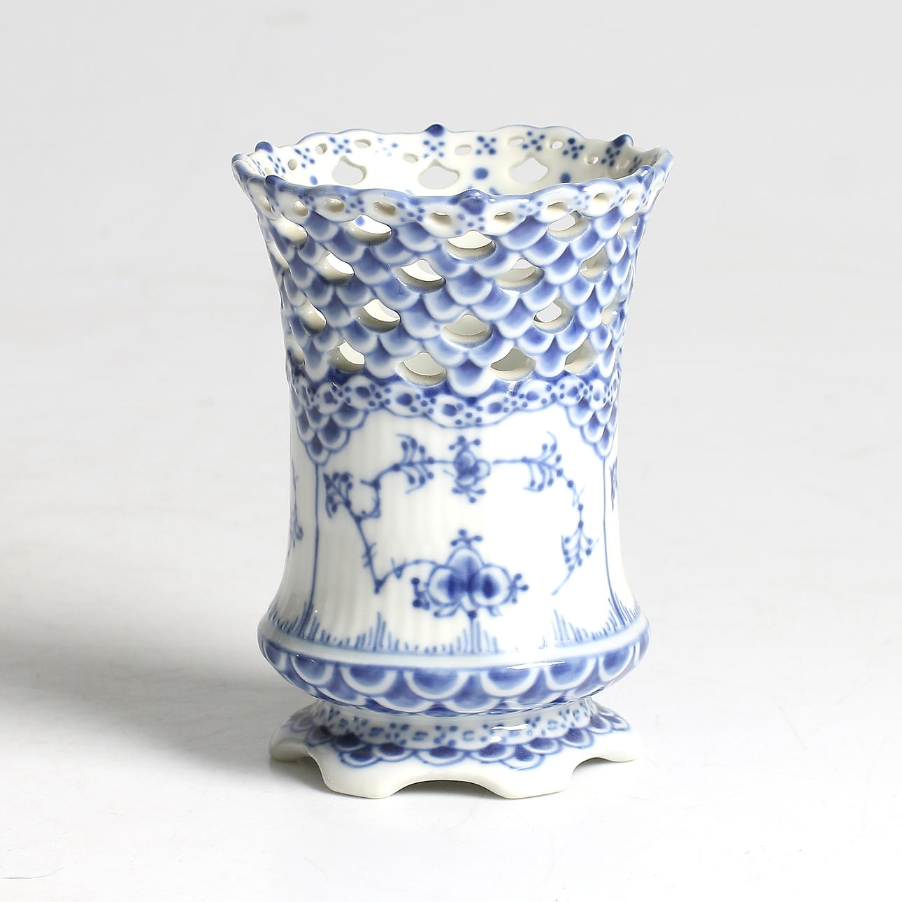 VAS, porslin, "Musselmalet", helblond, Kunglig Dansk, 1900-tal.