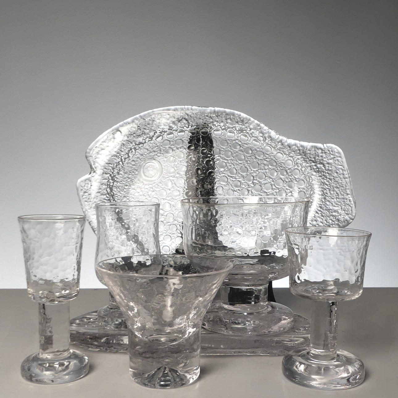 GÖRAN WÄRFF. GLAS, 19 delar, Pukeberg. "Rustika". 3 fat Pukeberg.