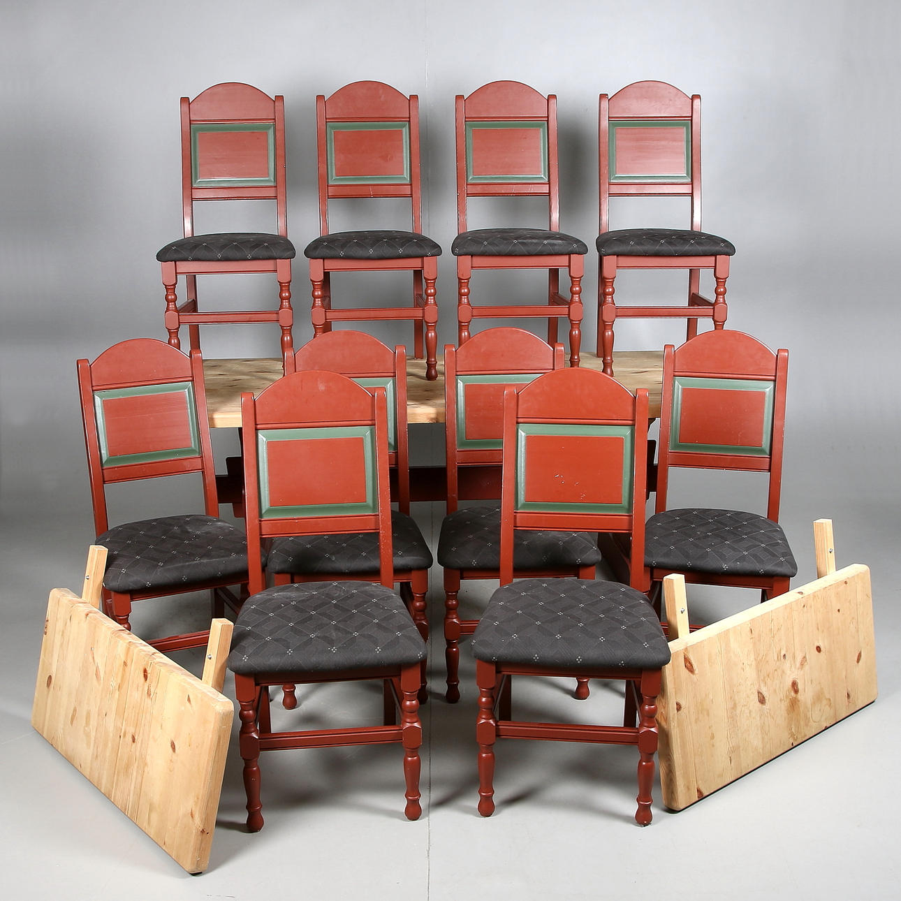 MATSALSGRUPP, 11 delar, bemålad fur, Furuspecialisten", Skjåk, Norge. 1900-talets andra hälft.