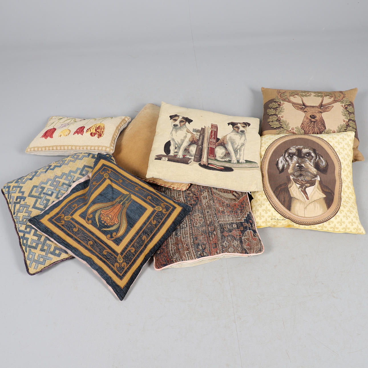 ÅTTA LANTLIGA KUDDAR.