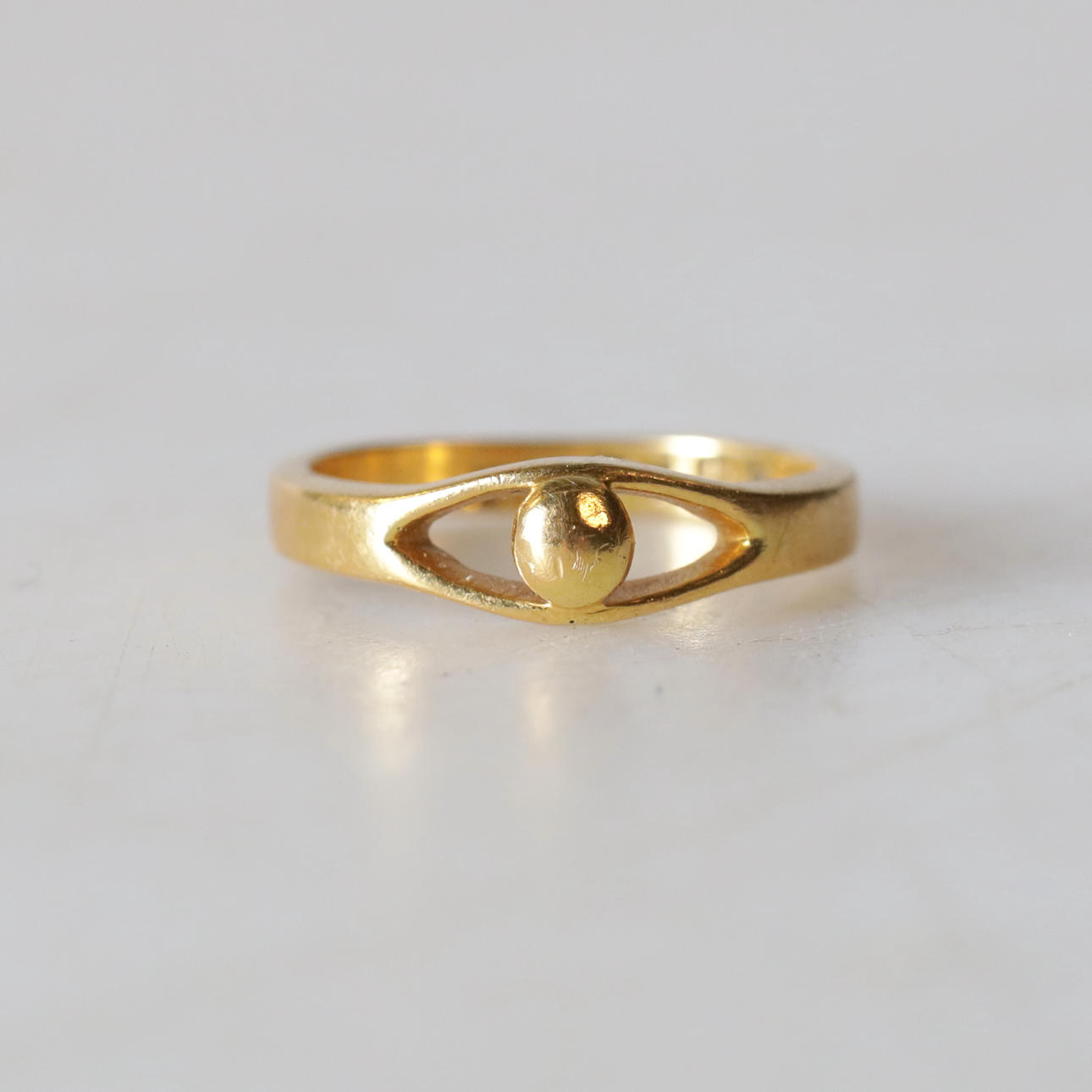 A 18K gold ring. Total weight approx. 2.9 grams.