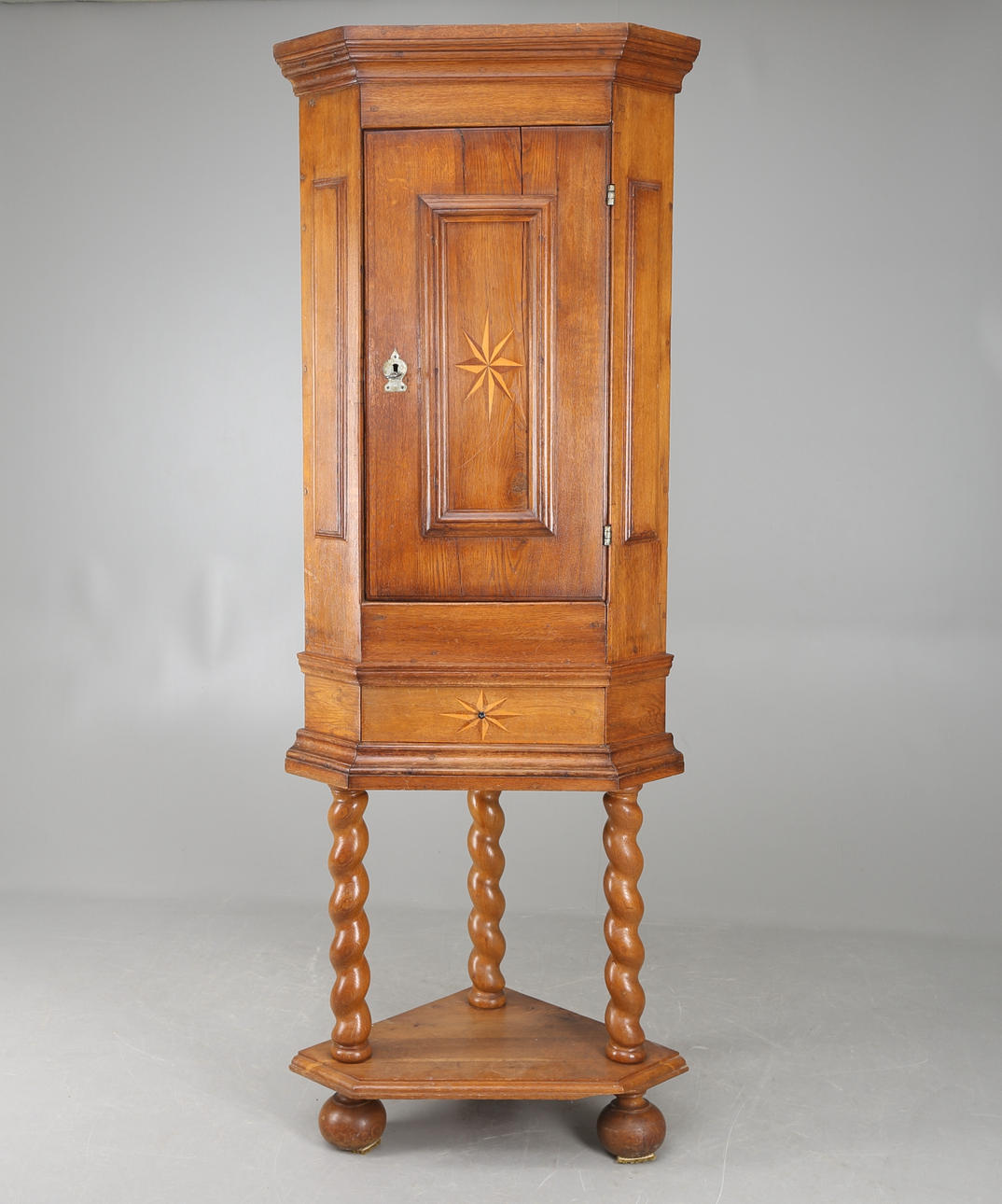 HÖRNSKÅP, Barock ,"smålandsstjärnan"1700-tal.