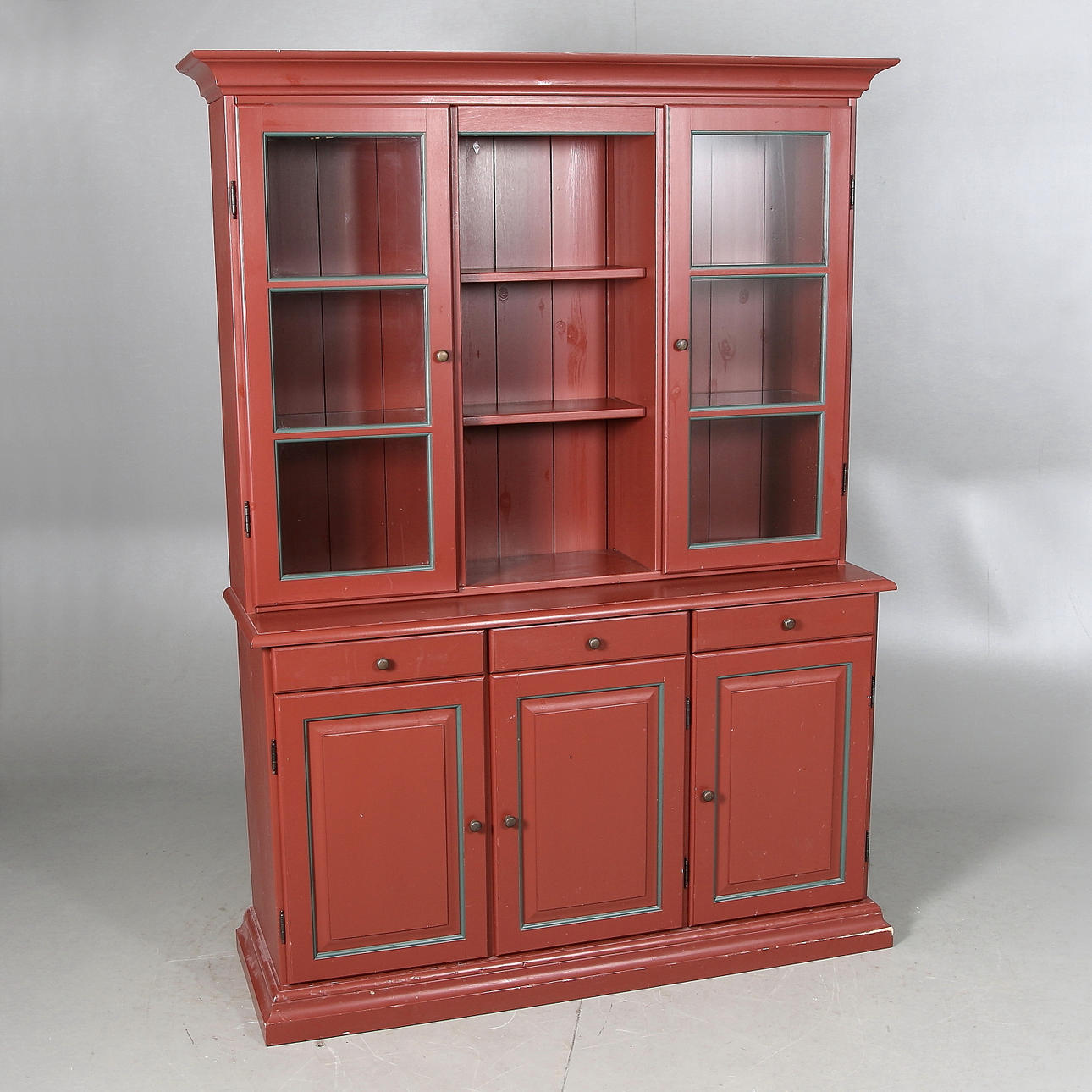 VITRINSKÅP, bemålad fur, "Furuspecialisten", Skjåk, Norge. 1900-talets andra hälft.