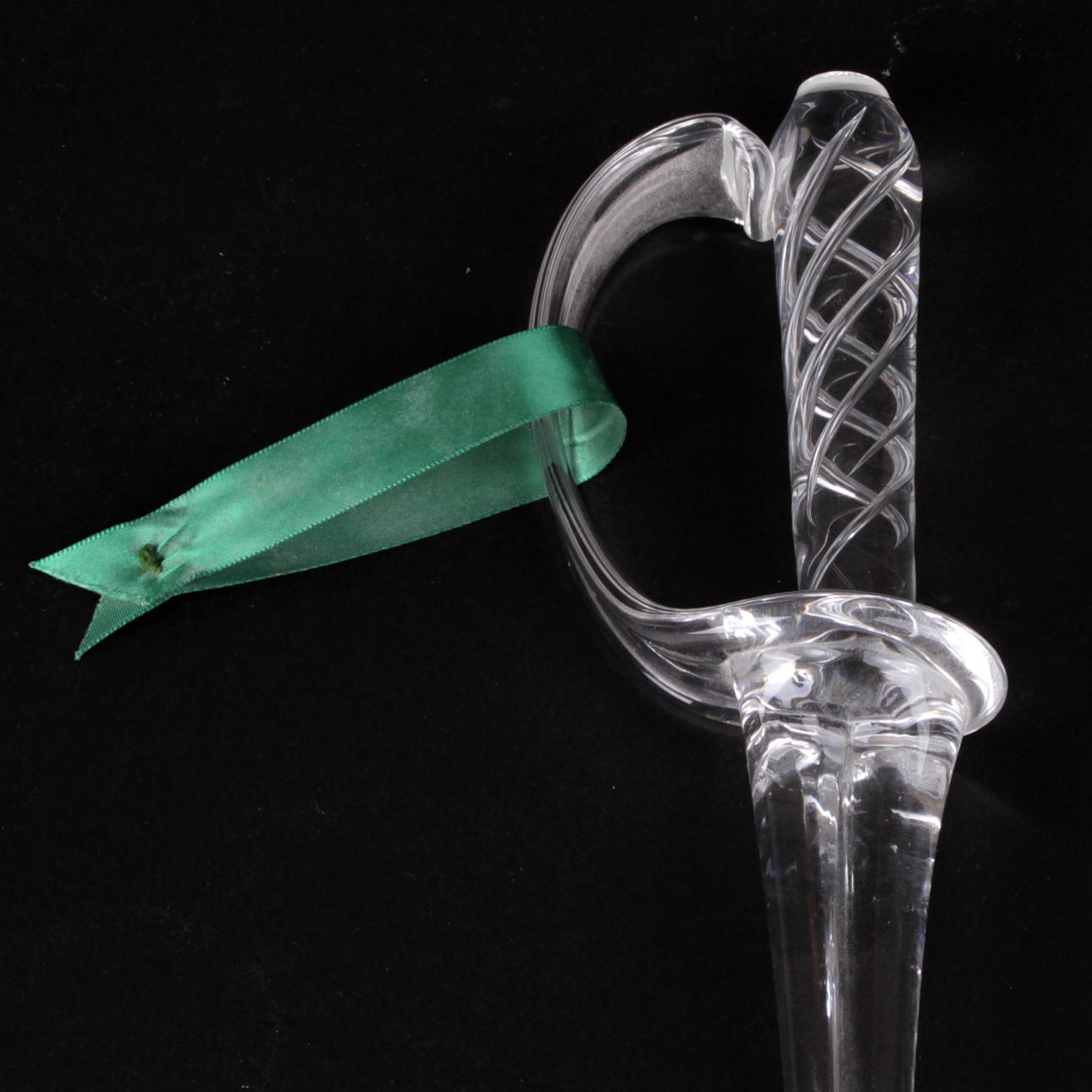 VÄGGSMYCKE, glas, värja med luftspiral, Kosta, 1900-talets andra hälft.