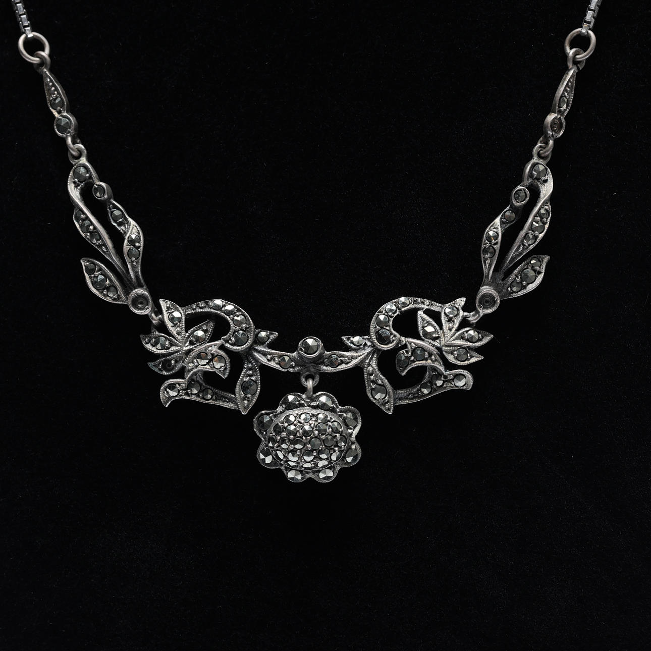 COLLARES. Piedras plateadas y blancas.