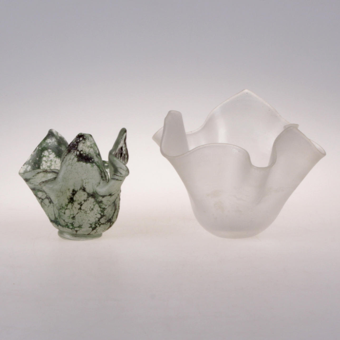 VASER, 2 st. Glas, näsduksvaser, Kosta, 1900-talets andra hälft.