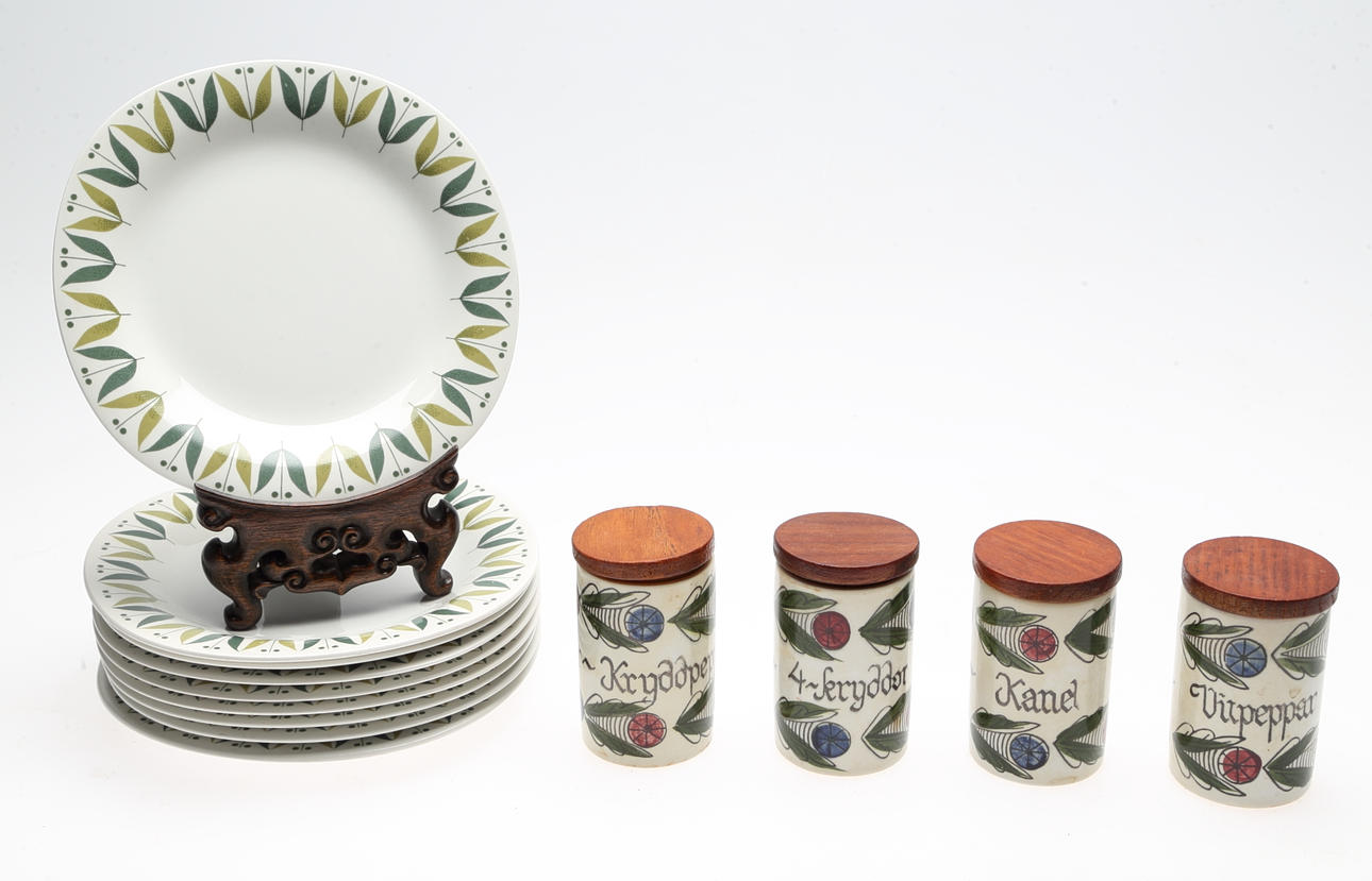 TALLRIKAR samt KRYDDBURKAR, 13 delar, "Karneval" och "Dalom", Rörstrand, 1900-talets andra hälft.