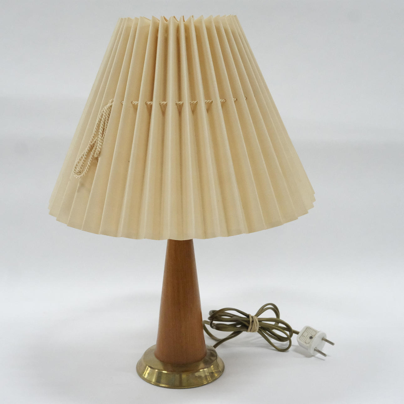 TABLE LAMP, TEAK AND BRASS. 1960S.