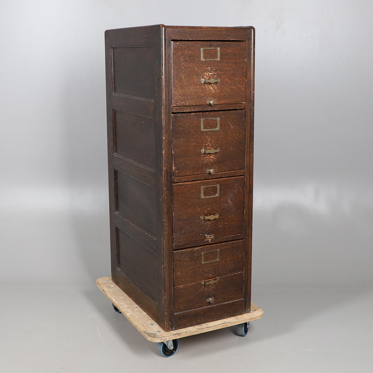 ANTIKER AKTENSCHRANK AUS EICHE.