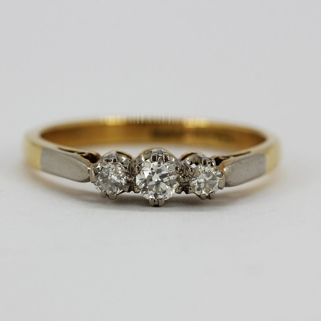 18CT OCH PLATINA DIAMANT TRESTENSRING.