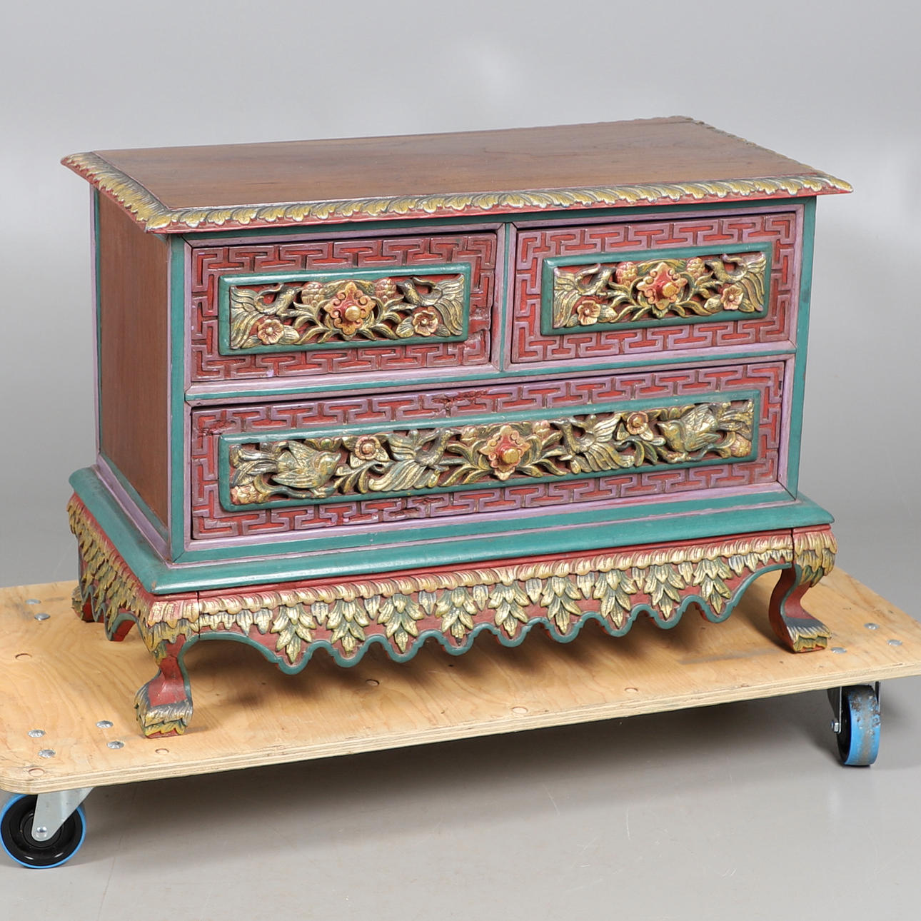 CÓMODA PINTADA DEL LEJANO ORIENTE.