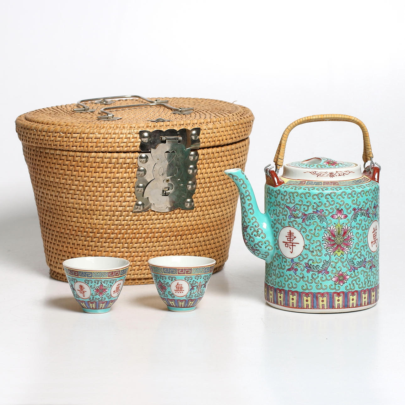 TESERVIS i PICKNICKKORG, 4 delar porslin och rotting, Peranakan, Kina, 1900-talets andra hälft.