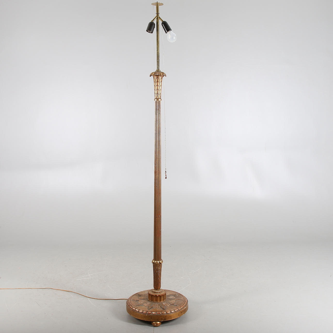 GOLVLAMPA, förgyllt trä, gustaviansk stil, 1900-talets första hälft.