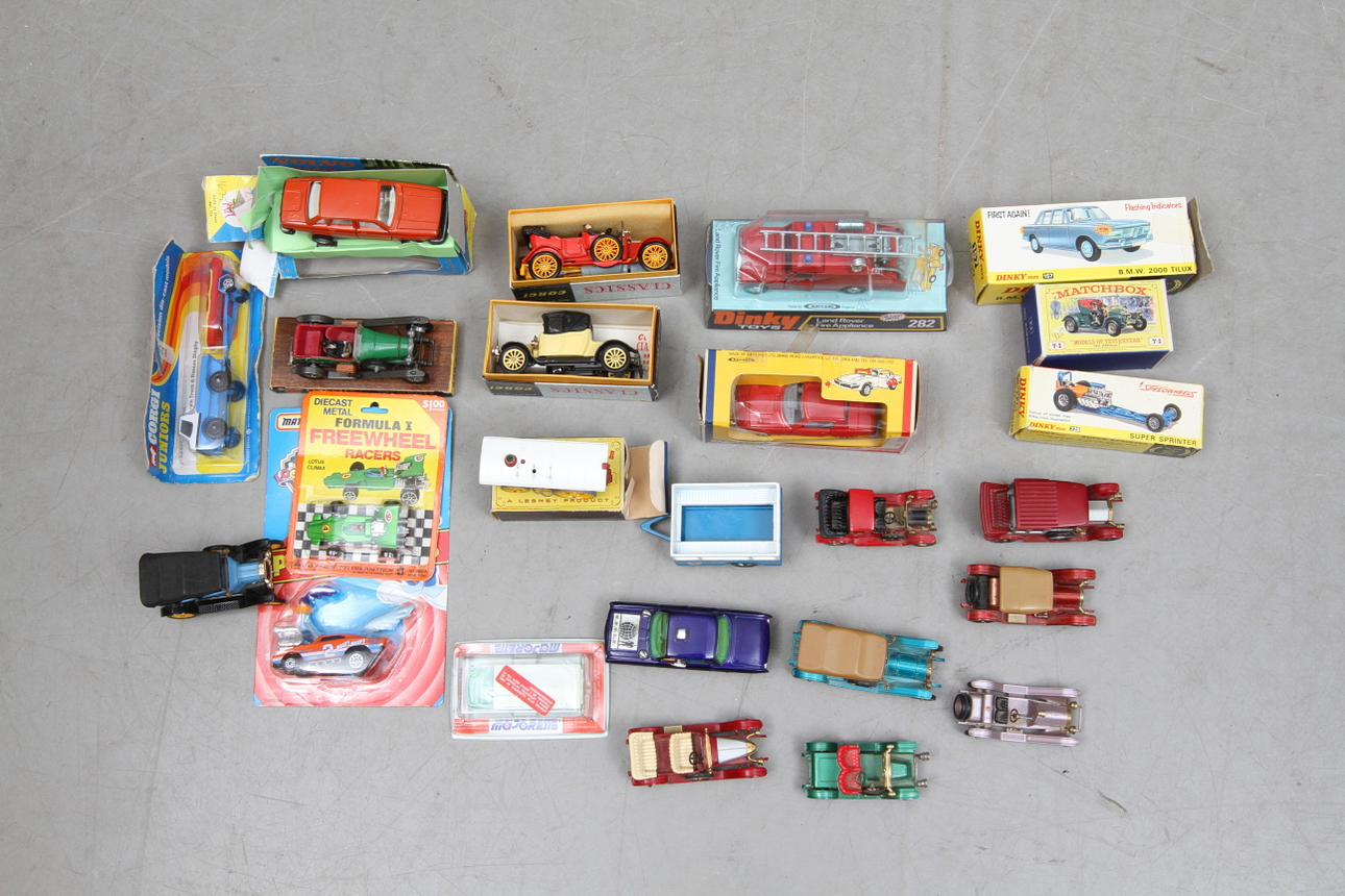 MODELLBILAR Corgi, Dinky med flera. Cirka 20 stycken. Tillkommer 3 tomkartonger.