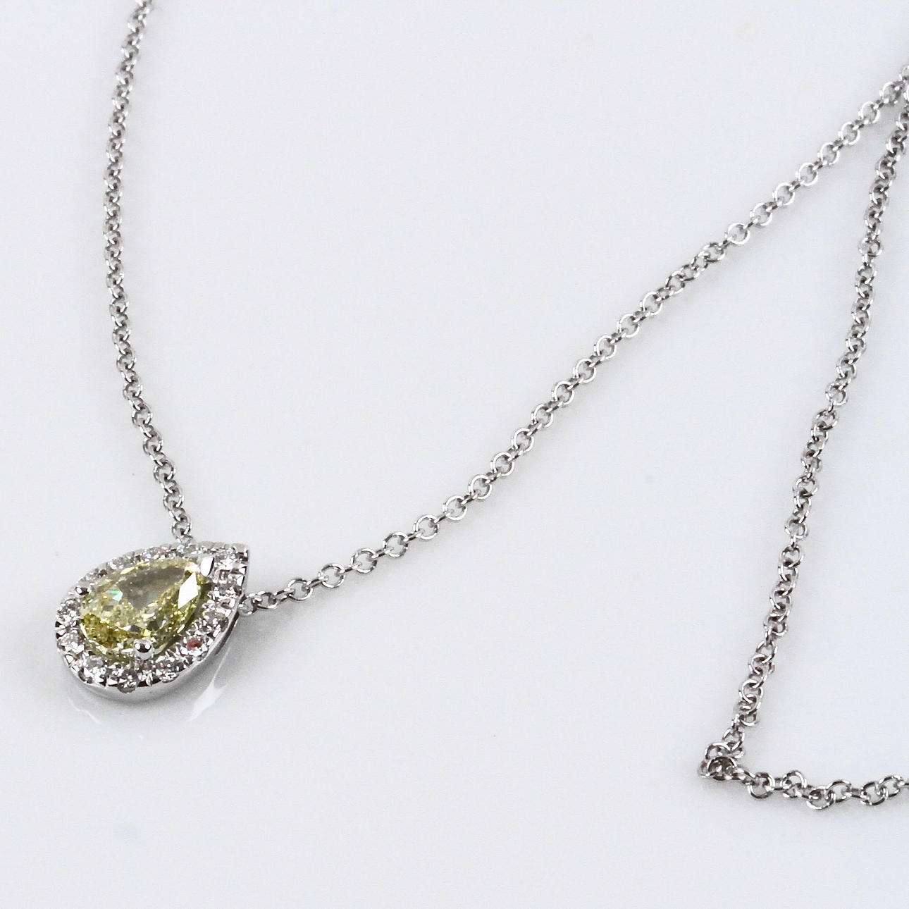 DIAMANTCOLLIER, totalt 0,53ct, vitguld 18K.