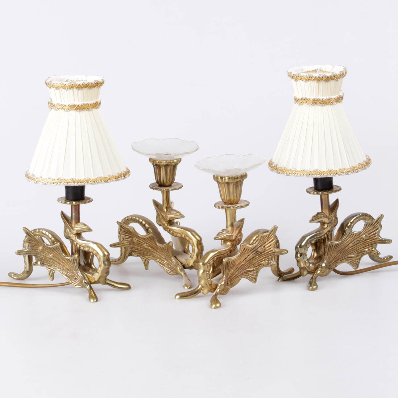 LJUSSTAKAR, samt bordslampor, 4 delar, mässing, med dekor av drakar, 1900-tal.