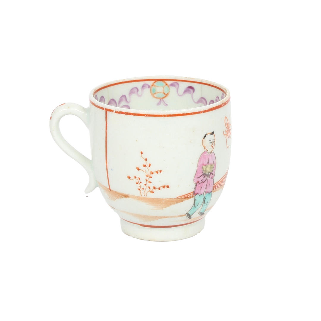 A LOWESTOFT PORCELAIN COFFEE CUP.