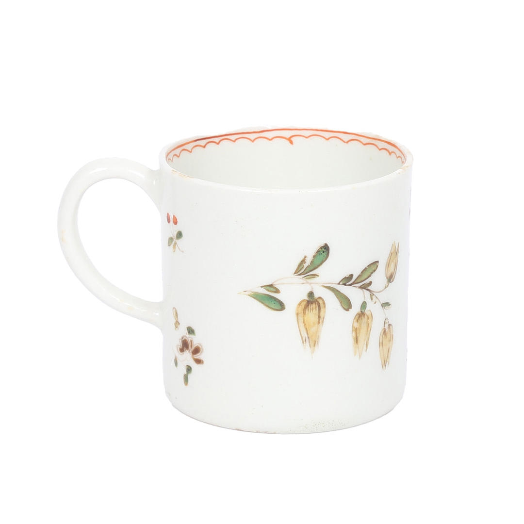 A LOWESTOFT PORCELAIN COFFEE CUP.