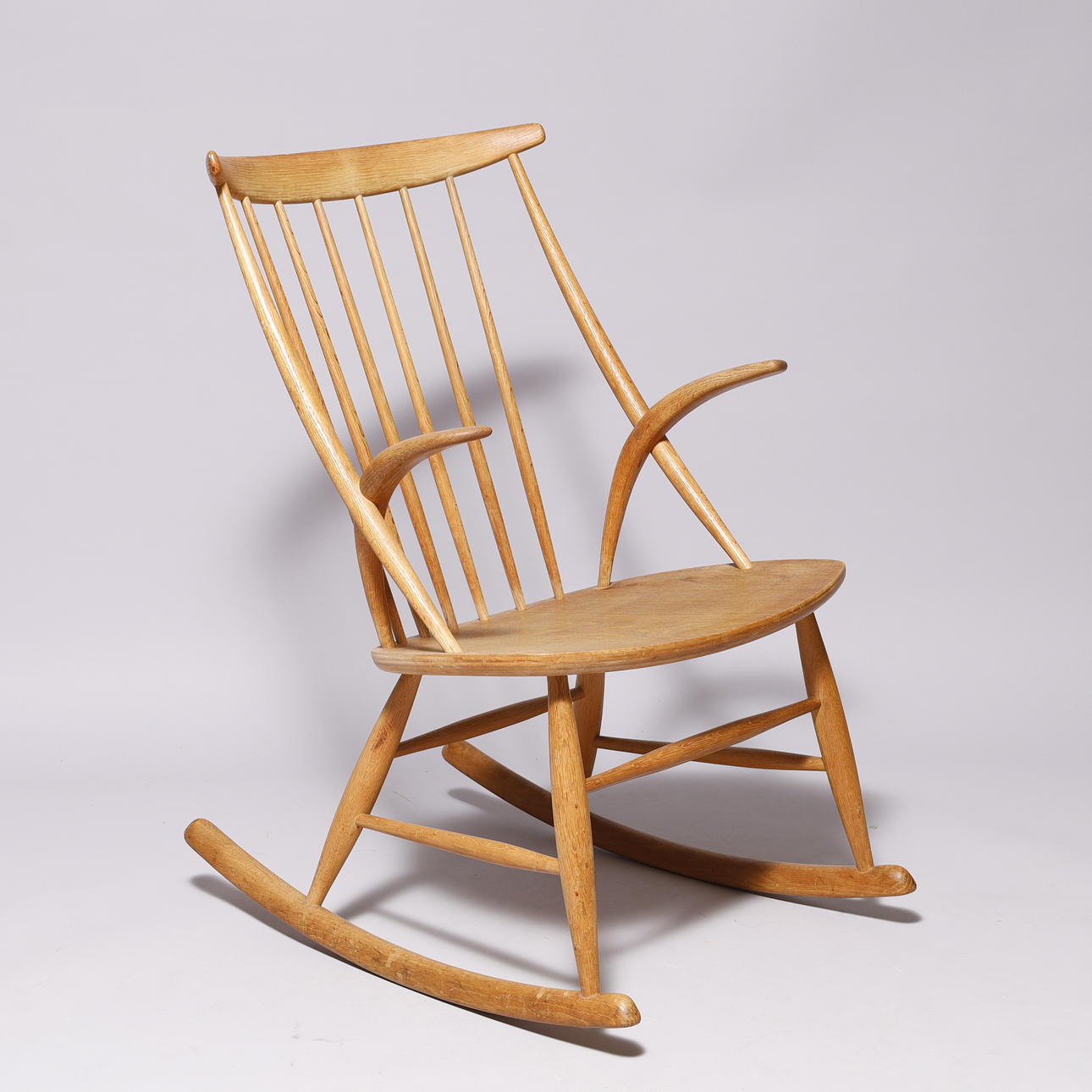 ILLUM WIKKELSØ. Gungstol i ek, N. Eilersen, Danmark, 1958.