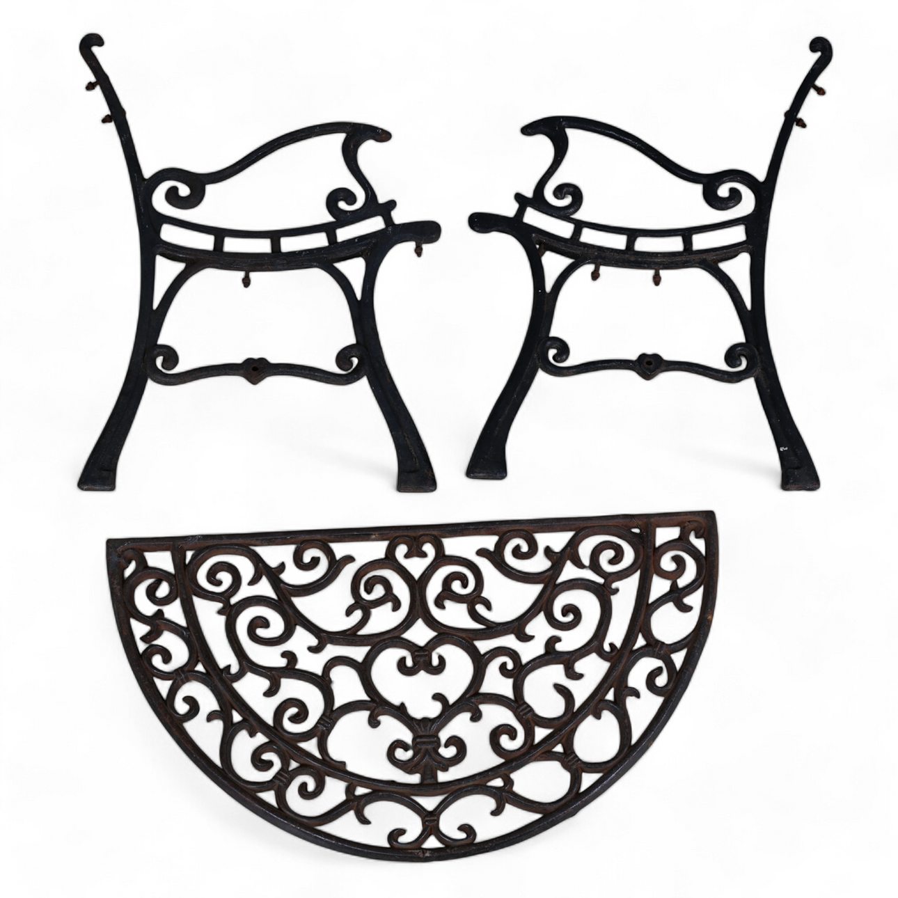 SOFFGAVLAR samt fotskrapa, 3 delar, järn, samtida.