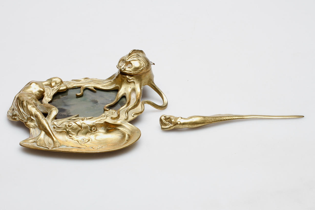 BLÄCKSTÄLL samt BREVKNIV, mässing, Jugend tidigt 1900-tal.