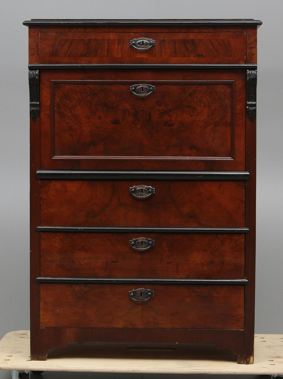 CHIFFONJÈ, nyrenässans, 1800-talets slut.