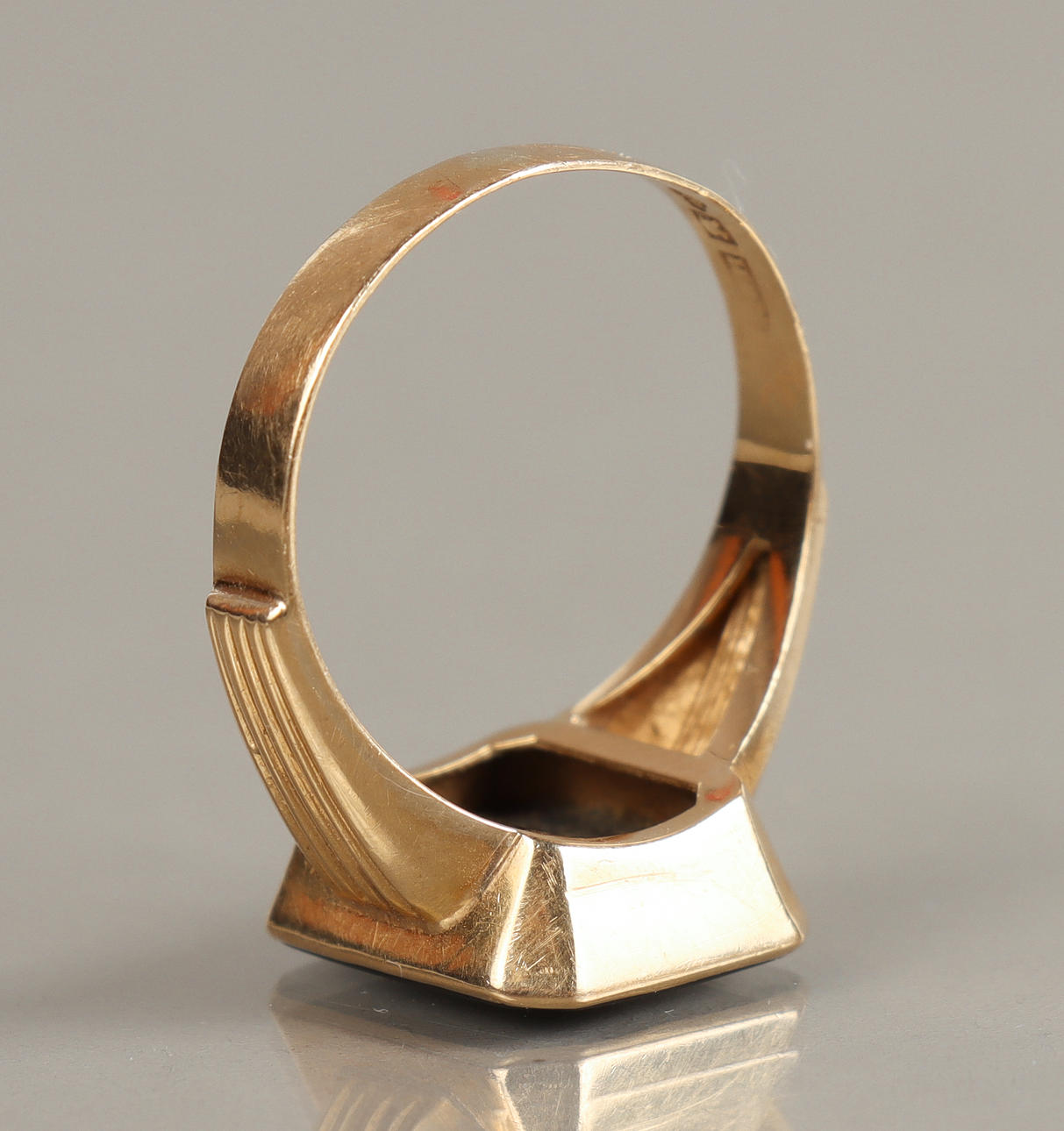 KLACKRING 18k guld med svart sten.