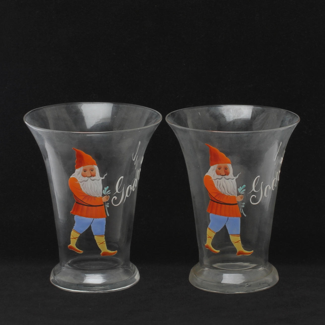 GLAS, 2 st, med tomtemotiv, 1900-tal.