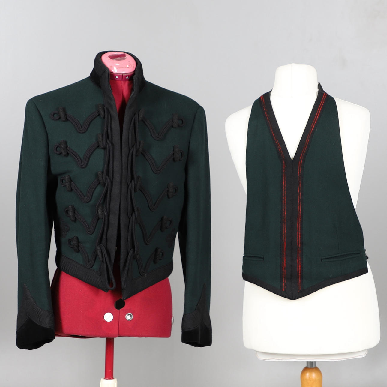 royal green jackets dress uniform A ROYAL GREEN JACKETS OFFICER'S MESS JACKET AND WAISTCOAT. Weapons &  Militaria - Armour & Uniform