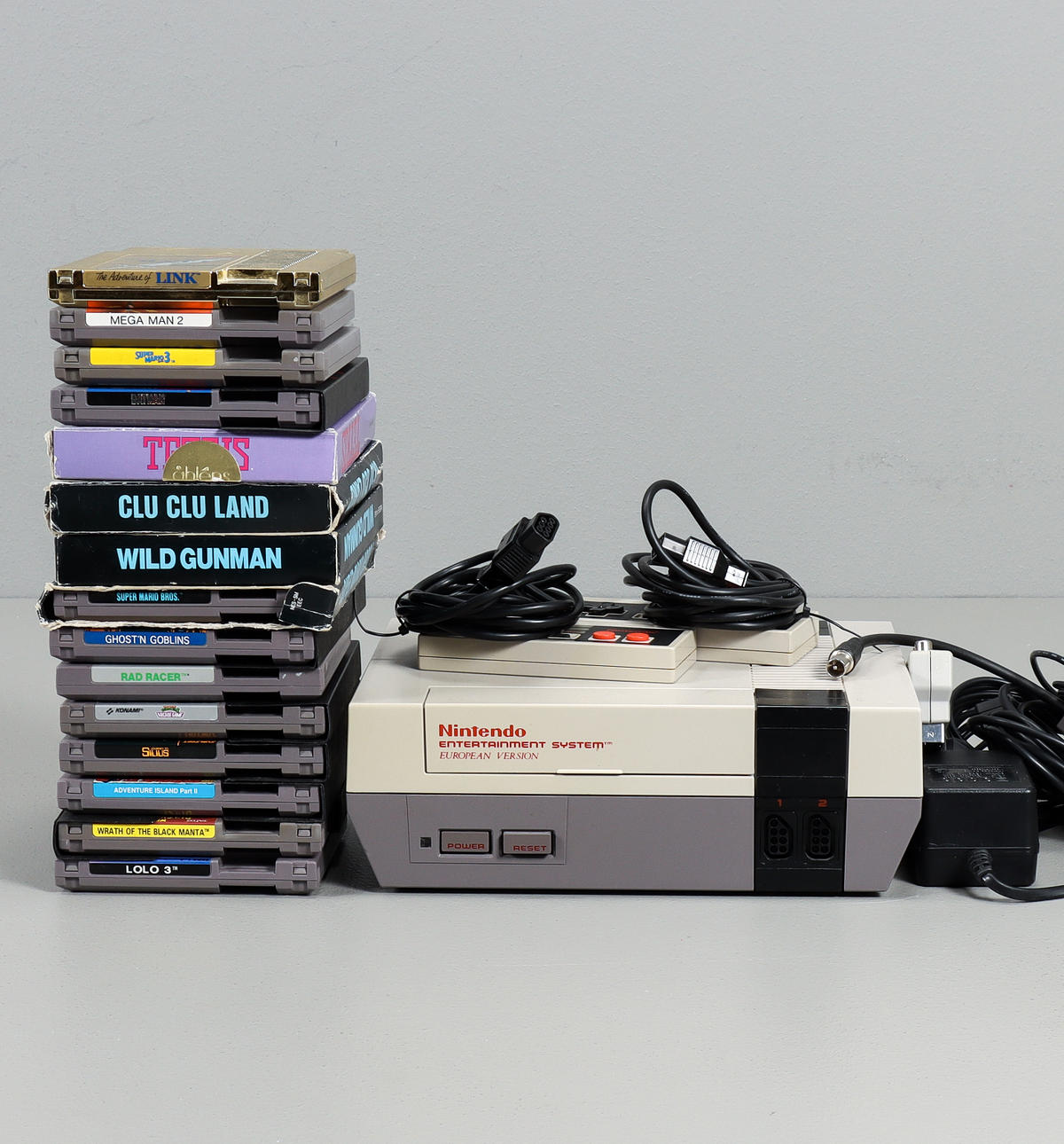 NINTENDO NES. Video games, console with 15 games.