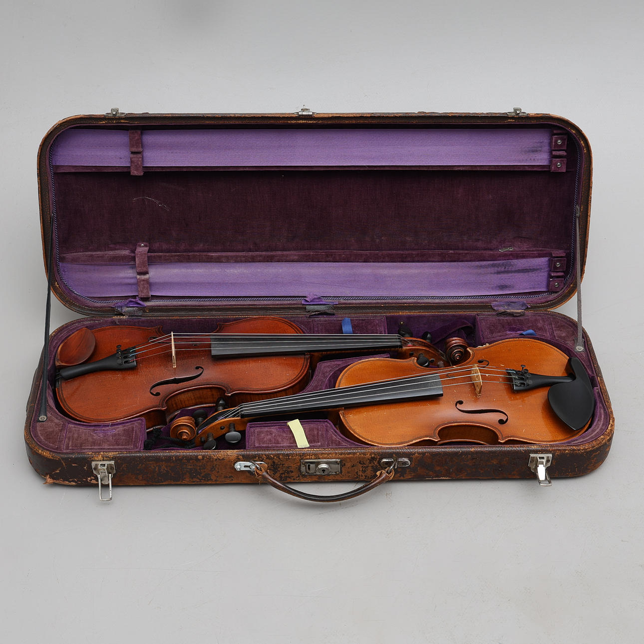 2 VIOLINES EN CAJA DOBLE.