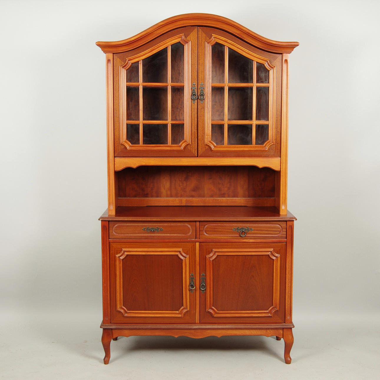 MATSALSSKÅP MED VITRINÖVERDEL, mahogny, rokokostil.