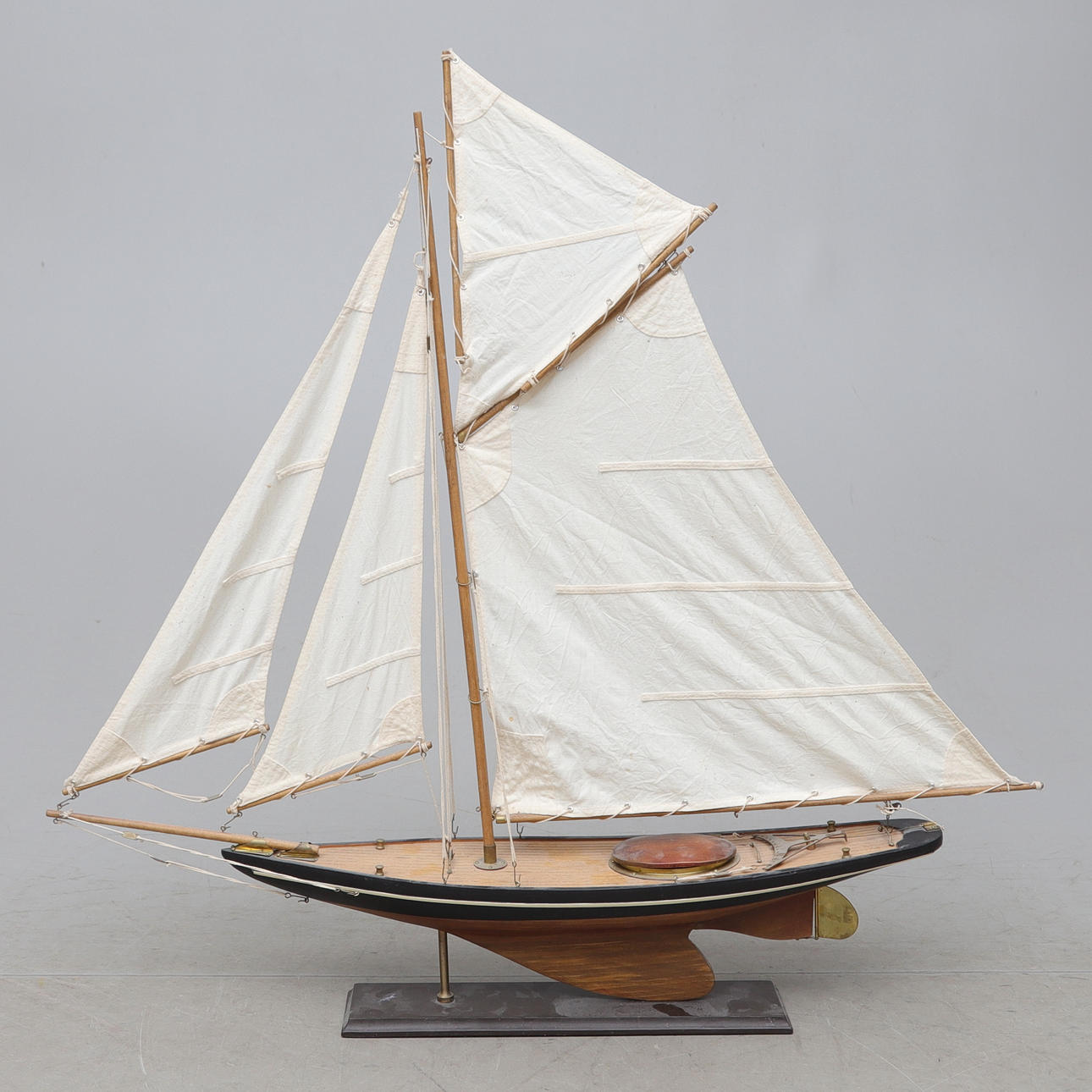 SEGELBOOT-MODELL, ZEITGENÖSSISCH.