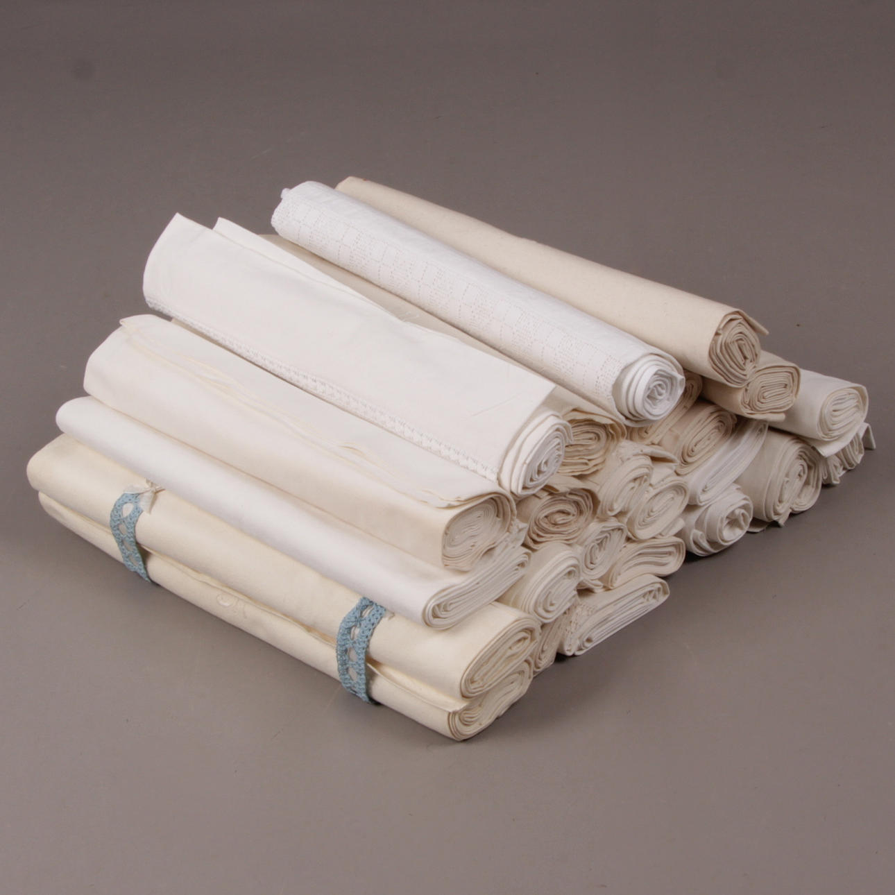 SÄNGLINNE, 24 delar, lakan med spets och brodyr, 1900-tal.