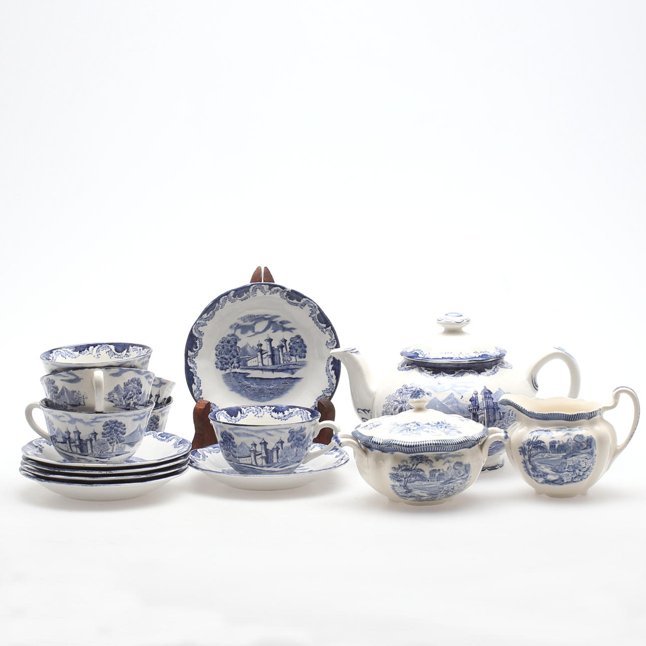 TESERVISDELAR, 15 delar, "Bengali", Rörstrand, samt "English Gardens", Johnson Bros, England, porslin, omkring 1900-talets mitt.