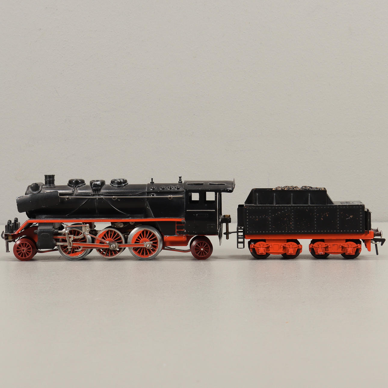 FLEISCHMANN Locomotive with carriage, track 0.