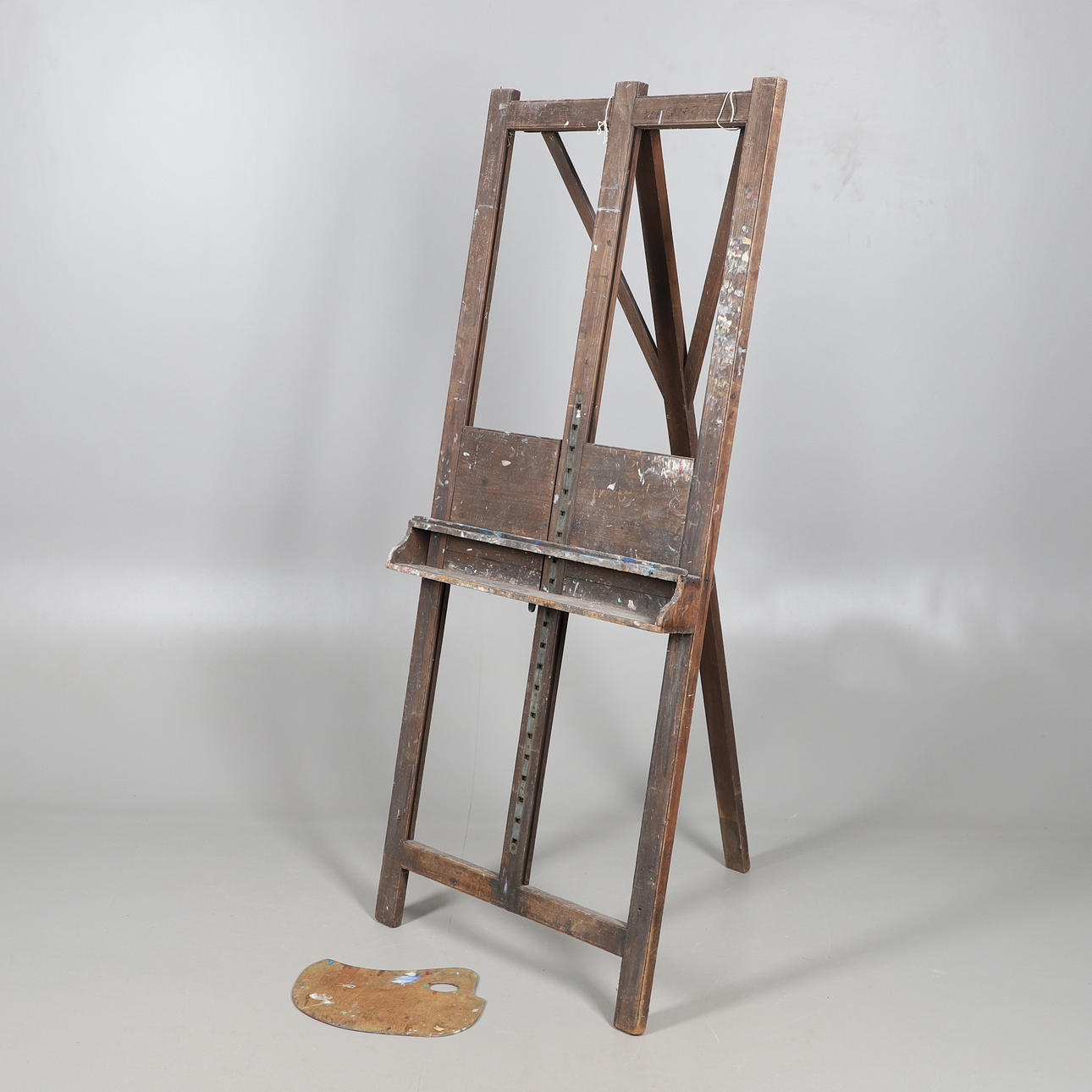 EINE KÜNSTLERSTAFFELEI AUS EICHE.