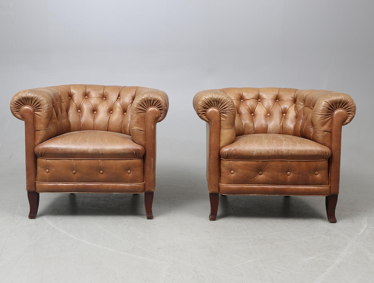 CLUBFÅTÖLJER, ett par, chesterfield modell, 1920/30-tal.