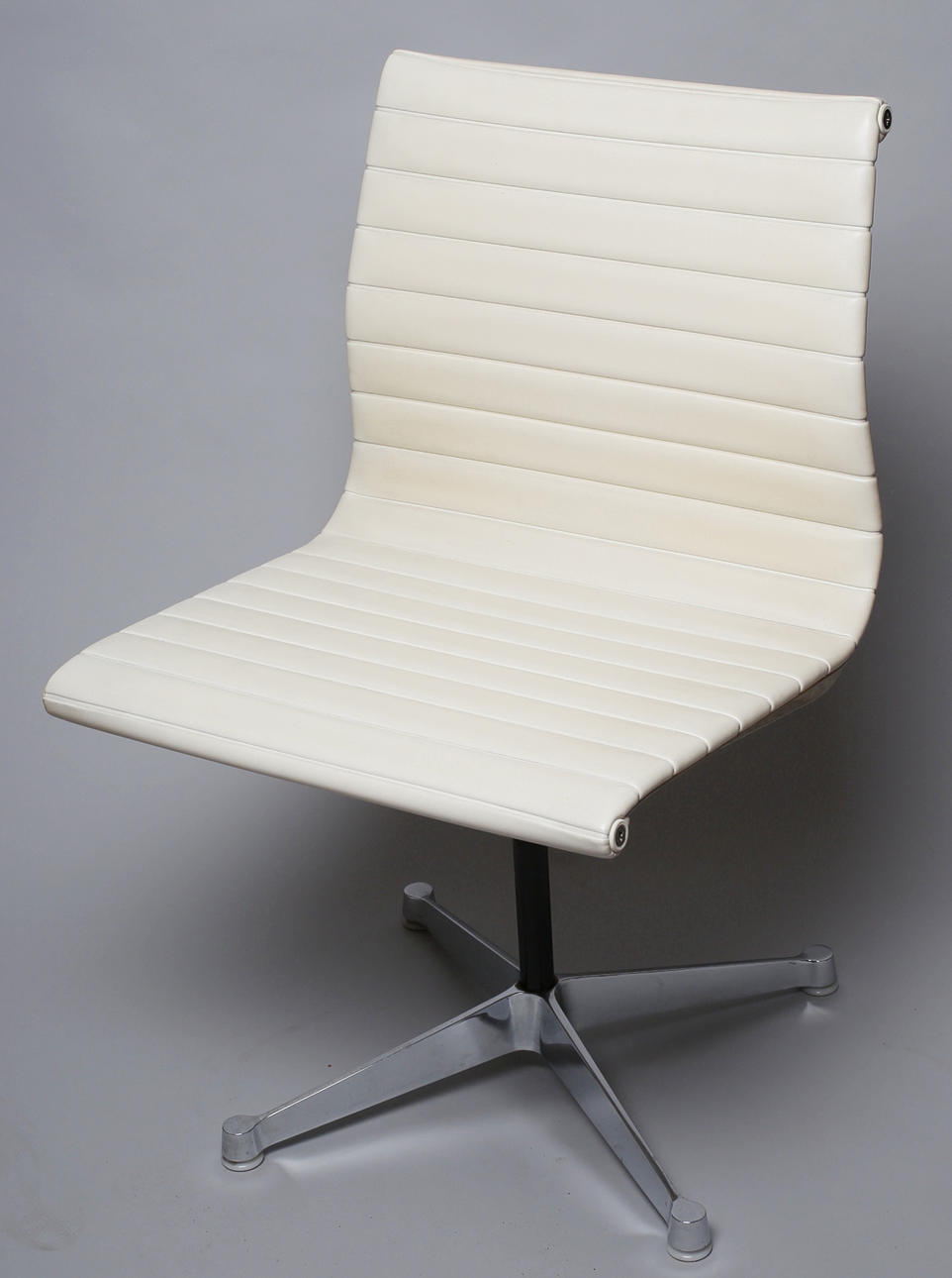 EAMES, CHARLES & RAY. STOL, ”EA 105".