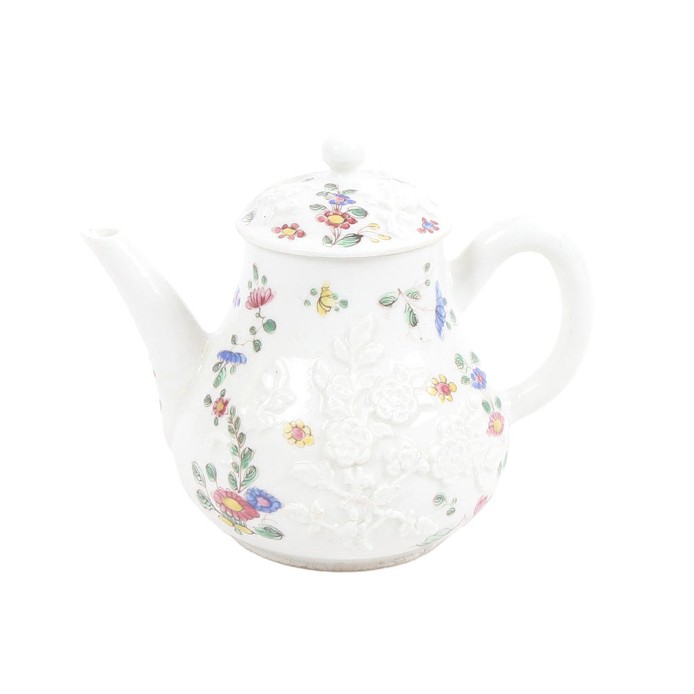 AN 18TH CENTURY BOW PORCELAIN TEAPOT.
